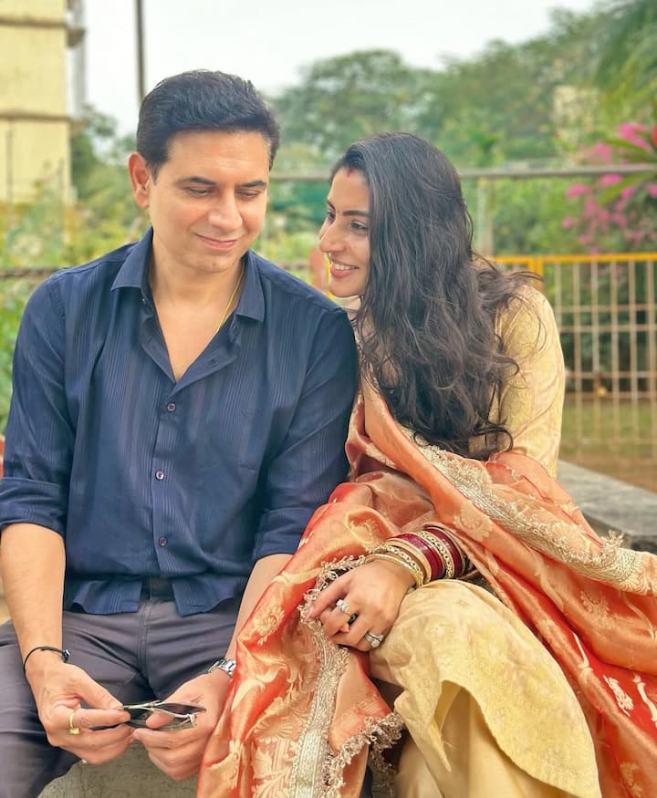 उनकी ये स्माइल और केमेस्ट्री फैंस का दिल जीत रही हैं. यूजर्स इन तस्वीरों पे ढेर सारा प्यार लुटा रहे है.