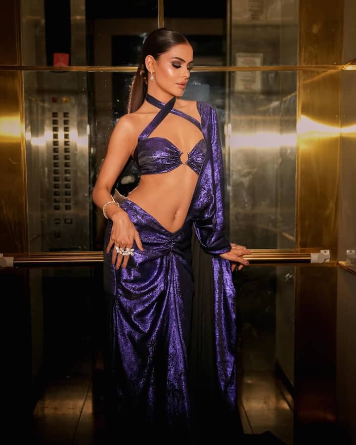 प्रियंका अपनी लेटेस्ट तस्वीरों में पर्पल साड़ी पहनकर कहर ढहाती हुई नजर आई. एक्ट्रेस का ये अवतार हर किसी दिल लूट रहा है.