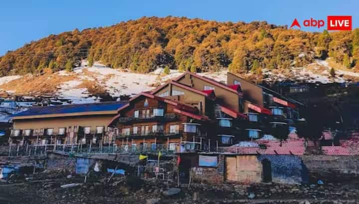 જાન્યુઆરીમાં ઔલી સૌથી લોકપ્રિય બરફથી ઢંકાયેલા સ્થળોમાંનું એક છે. અહીં ભારે હિમવર્ષા, સ્કીઇંગ, ચેરલિફ્ટ અને સુંદર પર્વતીય દૃશ્યો જોવા મળે છે. દિલ્હીથી ઋષિકેશ અથવા હરિદ્વાર માટે સસ્તી ટ્રેનો અથવા બસો સરળતાથી ઉપલબ્ધ છે. ત્યાંથી, ઔલી પહોંચવા માટે શેર કરેલી ટેક્સીઓ અથવા બસો ઉપલબ્ધ છે. બજેટ પ્રવાસીઓ માટે હોમસ્ટે અને હોસ્ટેલ શ્રેષ્ઠ વિકલ્પો છે.