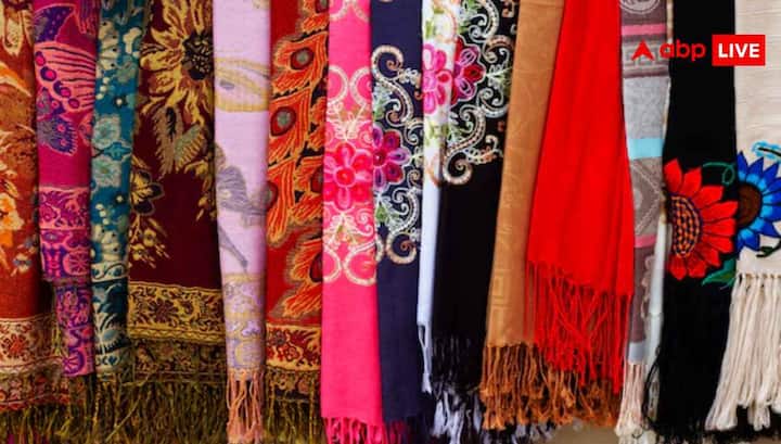 कई जगह बाजार में नकली पश्मीना बहुत मिलता है, इसलिए इसकी पहचान जरूरी है. असली पश्मीना की पहचान करने के लिए जलाने का टेस्ट करें. छूटे हुए धागे को जलाने पर जले बाल जैसी गंध आए तो असली है, वहीं प्लास्टिक जैसी गंध आए तो नकली है. असली पश्मीना इतना हल्का होता है कि पूरी शॉल अंगूठी के बीच से निकल जाती है.