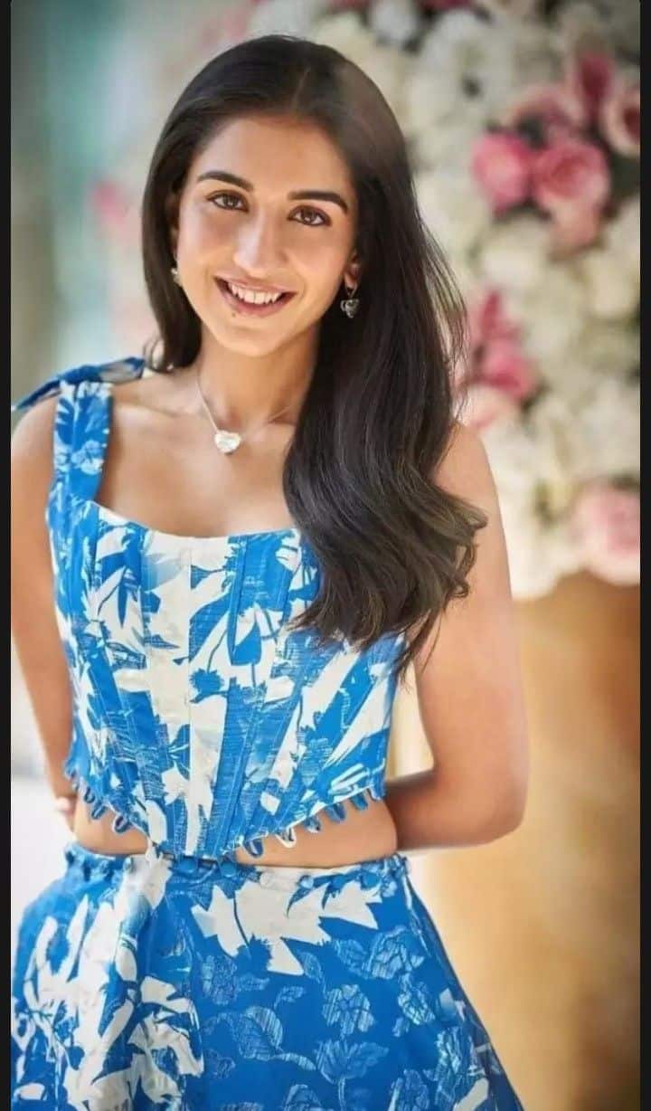 अक्सर ही सोशल मीडिया पर अंबानी परिवार की छोटी बहू की तस्वीरें वायरल होती हैं जहां उनके हर एक लुक पर फैंस अपना दिल हार बैठते हैं. फैमिली इवेंट हो या पब्लिक गैदरिंग राधिका अंबानी हमेशा ही ट्रेंड सेट करती हैं.