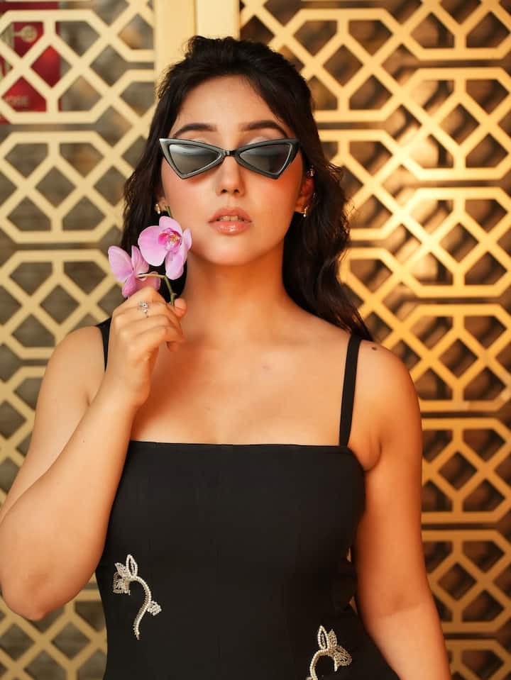 अशनूर कौर टीवी का फेमस चेहरा हैं. इसलिए जागरण हिंदी की एक रिपोर्ट के अनुसार अशनूर कौर को शो में रहने के लिए लाखों रुपए की फीस मिल रही थी.