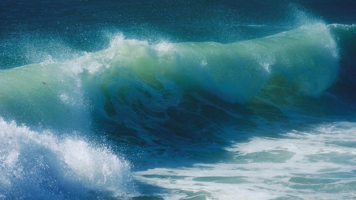 यही घूमना आगे चलकर एक विशाल घुमावदार वायु-भंवर का रूप लेता है. जैसे-जैसे वाष्प बढ़ती है, हवा की उठान तेज होती जाती है और दबाव का अंतर कम समय में अचानक बहुत बड़ा हो जाता है. यही वह क्षण होता है जब हवा की गति साधारण से तूफान को राक्षस बना देती है.