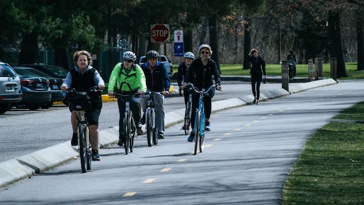 यहां के लोग पैसा खर्च करना नहीं भूल गए, बस उन्होंने जिंदगी जीने का तरीका बदल दिया है. जहां दुनिया ट्रैफिक में फंसकर वक्त गंवाती है, नीदरलैंड के लोग हर सुबह ताजी हवा में पैडल मारते हुए मंजिल तक पहुंचते हैं. और यह सब किसी सरकारी आदेश की मजबूरी नहीं, बल्कि एक सामाजिक चुनाव है, एक जिम्मेदार संस्कृति है.