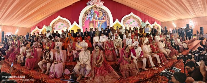 बागेश्वर धाम के पीठाधीश्वर पंडित धीरेंद्र शास्त्री ने विवाह समारोह में आयोजित लोगों को संबोधित करते हुए कहा कि