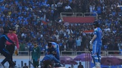 'शतकवीर' विराट कोहली के चरणों में लेटा फैन, रांची में मैदान पर आया 'जबरा फैन'; तस्वीर वायरल