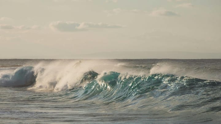 चक्रवात तब जन्म लेते हैं जब समुद्र की सतह उबलते पानी की तरह गर्म हो जाती है. जितना तापमान 26.5 डिग्री सेल्सियस से ऊपर जाता है, उतनी तेजी से जल वाष्प बनकर ऊपर उठती है. इस उठती हुई वाष्प को हम बादल समझते हैं, जबकि असल में यह चक्रवात का ईंधन होता है.