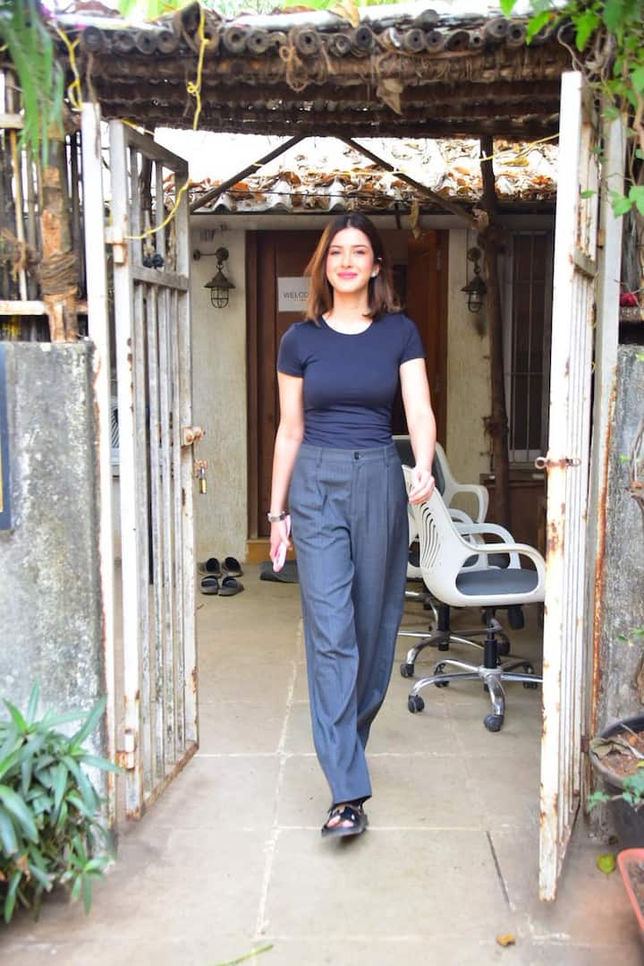 अब एक्ट्रेस की तस्वीरों ने सोशल मीडिया पर अपना कब्जा जमा लिया है और फैंस हसीना की तारीफ करते नहीं थक रहे हैं. नो मेकअप लुक में भी शनाया कपूर बहुत खूबसूरत लग रही हैं.