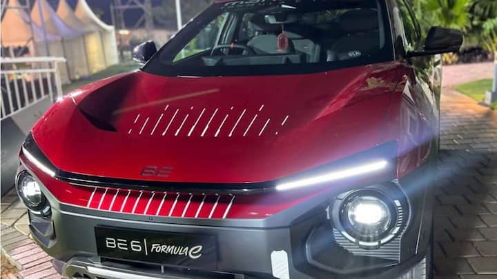 BE 6 ফর্মুলা ই সংস্করণে রয়েছে গোলাকার হেডলাইট এবং গ্রে বডি ক্ল্যাডিং। এছাড়াও রয়েছে পুডল ল্যাম্প, ফর্মুলা ই বাইরের অংশে যুক্ত করা হয়েছে, তবে এটি স্টিকার নয়, পেইন্ট করা এবং ডিক্যালস। ছবি: সোমনাথ চ্যাটার্জি