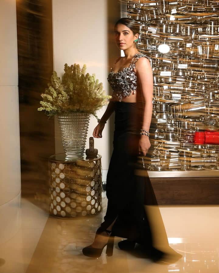 आज एक बार फिर सोशल मीडिया पर उनकी तस्वीरें वायरल हुईं जहां उनका ऐसा ग्लैमरस अंदाज देख आप भी खुद को उनकी तारीफ करने से नहीं रोक पाएंगे. डिजाइनर अनामिका खन्ना का ये कस्टमाइज्ड ज्वेल्ड आउटफिट पहन अनंत अंबानी की वाइफ बला की हसीन लग रही हैं.