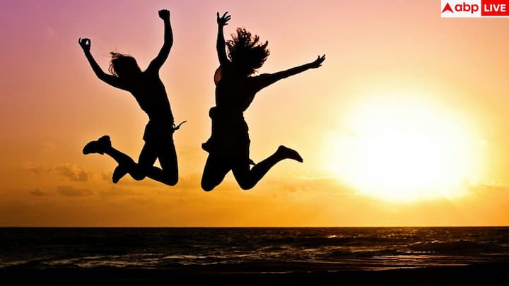 खाने-पीने में जेन-जी का नियम बिल्कुल साफ है, वीकडेज में घर का सिंपल खाना और बाहर का ऑर्डर सिर्फ वीकेंड या खास मौकों पर. इससे महीने का भोजन खर्च खुद-ब-खुद कम हो जाता है.