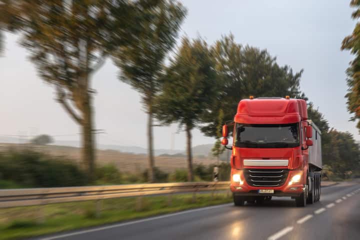 अमेरिका में ट्रक ड्राइवर की नौकरी कमाई के हिसाब से अच्छी है लेकिन इसके लिए मेहनत ट्रेनिंग और सही दस्तावेज जरूरी होते हैं अगर किसी के पास लाइसेंस मेडिकल फिटनेस और सही वीजा हो तो वह वहां एक अच्छा करियर बना सकता है.