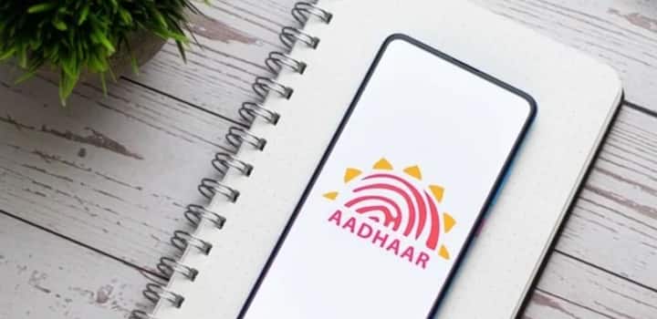 જો તમારા આધાર સાથે લિંક કરેલ મોબાઈલ નંબર બંધ થઈ ચૂક્યો છે અથવા તમારી પાસે તે ન હોય તો ઘણી સેવાઓનો ઉપયોગ કરવો મુશ્કેલ બની જાય છે. તેથી સમયાંતરે તેને તપાસવું ખૂબ જ મહત્વપૂર્ણ છે. UIDAI એ તમારા આધાર સાથે લિંક કરેલ મોબાઈલ નંબર વેરિફિકેશન પ્રક્રિયાને સરળ બનાવી છે. તમે આ માહિતી માત્ર થોડીવારમાં ઓનલાઈન મેળવી શકો છો. સૌપ્રથમ UIDAI ના સત્તાવાર વેરિફિકેશન પેજ પર જાઓ. તમારો 12-અંકનો આધાર નંબર અને તમે જે મોબાઈલ નંબર ચકાસવા માંગો છો તે દાખલ કરો.