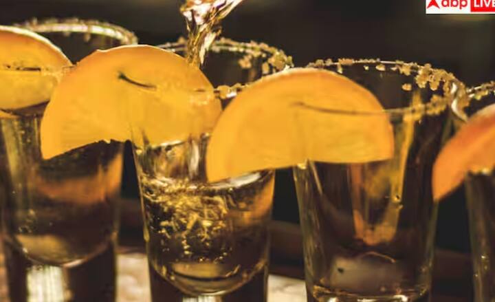 ਦੂਜੀ ਗਲਤੀ ਲੋਕ ਪਾਣੀ ਨਾ ਪੀਣ ਦੀ ਕਰਦੇ ਹਨ। ਟਕੀਲਾ ਤੇਜ਼ ਹੁੰਦੀ ਹੈ ਅਤੇ ਸਰੀਰ ਨੂੰ ਜਲਦੀ ਡੀਹਾਈਡ੍ਰੇਟ ਕਰਦਾ ਹੈ। ਇਸ ਲਈ ਸ਼ਾਟ ਲੈਣ ਤੋਂ ਪਹਿਲਾਂ ਅਤੇ ਬਾਅਦ ਵਿੱਚ ਕੁਝ ਘੱਟ ਪਾਣੀ ਜ਼ਰੂਰ ਲਓ; ਇਸ ਨਾਲ ਚੱਕਰ ਅਤੇ ਸਿਰ ਦਰਦ ਕਾਫ਼ੀ ਹੱਦ ਤੱਕ ਘੱਟ ਹੋ ਸਕਦੇ ਹਨ।