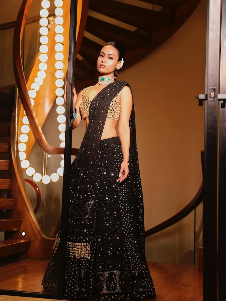 इसके साथ उन्होंने मैचिंग ब्लैक दुपट्टा भी कैरी किया है. ये निसा के आउटफिट को प्रॉपर ट्रेडिशनल बना रहा है.