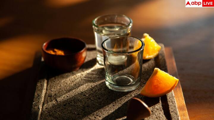 नमक और नींबू का सही इस्तेमाल भी जरूरी है. कई लोग इसे बस दिखावे के लिए करते हैं, जबकि ये दोनों आपकी ड्रिंक को स्मूद बनाते हैं और तेज जलन को कम करते हैं. बस हाथ पर थोड़ा नमक, शॉट, फिर नींबू यही क्लासिक तरीका है.