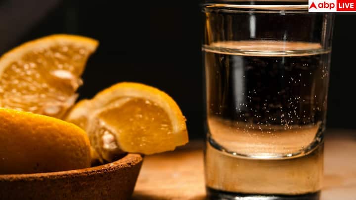 शॉट लेने के बाद तुरंत खाना या मीठा चबाना भी गलत है. इससे शराब का असर और तेज तरीके से शरीर में फैलता है. कम से कम 10 से 15 मिनट का गैप रखें ताकि शरीर संतुलन बना सके.