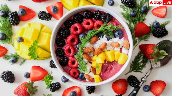 सर्दियों में त्योहारों और घर की मिठाइयों के कारण चीनी की मात्रा अचानक बढ़ जाती है. ज्यादा मीठा न केवल वजन बढ़ाता है, बल्कि इम्युनिटी को भी कमजोर कर देता है, जिससे सर्दी-जुकाम जल्दी होने लगता है. गुड़ और खजूर जैसे विकल्प ज्यादा फायदेमंद हैं.