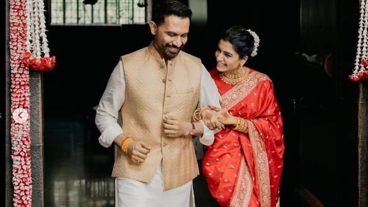 Samantha Marriage Photos : நடிகை சமந்தா இன்று பிரபல இயக்குநர் ராஜ் நிதிமொருவை இரண்டாம் திருமணம் செய்துகொண்ட புகைப்படங்கள் இணையத்தில் வைரலாகி வருகின்றன