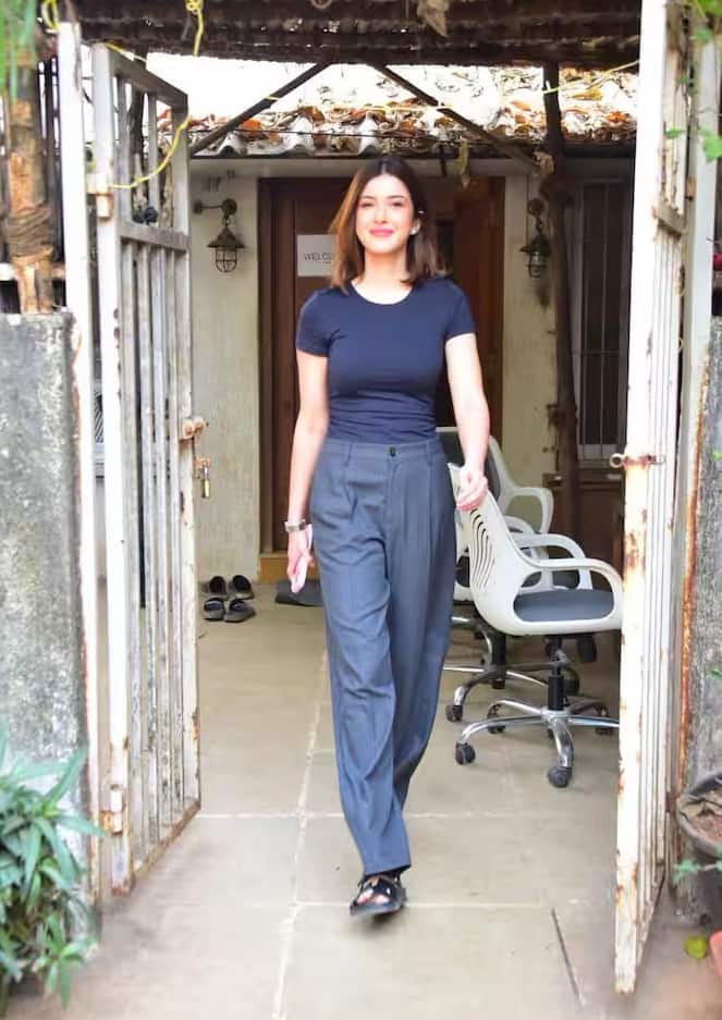 शनाया कपूर अपने फैशनेबल लुक से लगातार ध्यान आकर्षित करती रहती हैं।