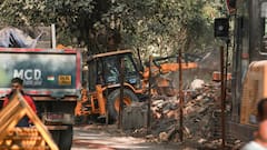 दिल्ली: झंडेवालान में मंदिर और 100 से ज्यादा घरों पर चला बुलडोजर, विरोध में उतरे लोग