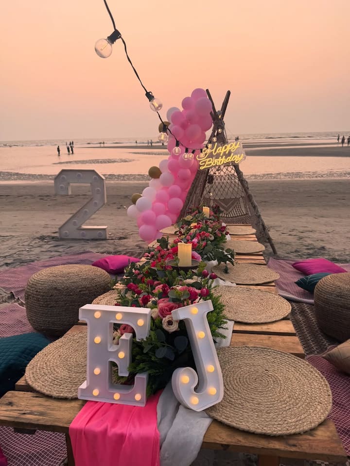 इन तस्वीरों में दिख रहा है कि कैसे एक्ट्रेस ने समुद्र किनारे बेटियों का बर्थडे मनाया है.