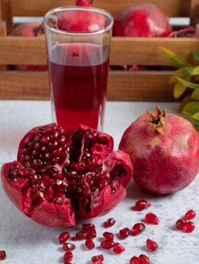 ਮਾਹਿਰਾਂ ਦੇ ਮੁਤਾਬਕ, ਸਵੇਰੇ ਖਾਲੀ ਪੇਟ ਅਨਾਰ ਦਾ ਜੂਸ ਪੀਣ ਨਾਲ ਦਿਲ ਦੀ ਸਿਹਤ ਮਜ਼ਬੂਤ ਰਹਿੰਦੀ ਹੈ। ਇਹ ਖੂਨ ਦੀ ਗਤੀ ਨੂੰ ਸੁਧਾਰਦਾ ਹੈ ਅਤੇ ਬਲੱਡ ਪ੍ਰੈਸ਼ਰ ਨੂੰ ਕੰਟਰੋਲ ਵਿੱਚ ਰੱਖਣ ਵਿੱਚ ਮਦਦ ਕਰਦਾ ਹੈ। ਨਾਲ ਹੀ, ਇਹ ਖਰਾਬ ਕੋਲੈਸਟਰੋਲ ਨੂੰ ਘੱਟ ਕਰਦਾ ਹੈ ਤੇ ਚੰਗੇ ਕੋਲੈਸਟਰੋਲ ਨੂੰ ਵਧਾਉਂਦਾ ਹੈ, ਜਿਸ ਨਾਲ ਦਿਲ ਦੀਆਂ ਬੀਮਾਰੀਆਂ ਦਾ ਖਤਰਾ ਘੱਟ ਹੋ ਜਾਂਦਾ ਹੈ।