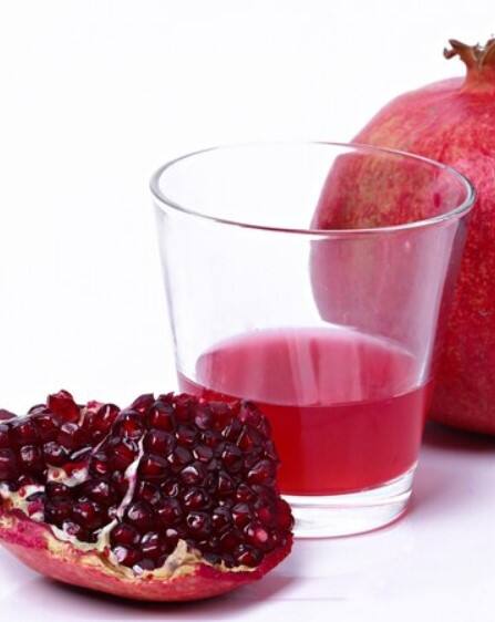 ਜ਼ਰੂਰੀ ਗੱਲਾਂ:- ਅਨਾਰ ਦਾ ਜੂਸ ਸਿਹਤ ਲਈ ਫਾਇਦੇਮੰਦ ਹੈ, ਪਰ ਸਵੇਰੇ ਖਾਲੀ ਪੇਟ ਪੀਣ ਤੋਂ ਪਹਿਲਾਂ ਕੁਝ ਗੱਲਾਂ ਦਾ ਧਿਆਨ ਰੱਖਣਾ ਚਾਹੀਦਾ ਹੈ। ਜਿਨ੍ਹਾਂ ਨੂੰ ਐਸਿਡਿਟੀ ਦੀ ਸਮੱਸਿਆ ਰਹਿੰਦੀ ਹੈ, ਉਹਨਾਂ ਨੂੰ ਛਾਤੀ ਵਿੱਚ ਜਲਣ ਮਹਿਸੂਸ ਹੋ ਸਕਦੀ ਹੈ। ਇਹ ਸ਼ੂਗਰ ਦੀ ਮਾਤਰਾ ਵੀ ਵਧਾ ਸਕਦਾ ਹੈ, ਇਸ ਲਈ ਤਾਜ਼ਾ ਜਾਂ 100% ਸ਼ੁੱਧ ਜੂਸ ਹੀ ਪੀਓ ਤੇ ਵਾਧੂ ਚੀਨੀ ਨਾ ਪਾਓ। ਸਵੇਰੇ ਸਿਰਫ਼ ਇੱਕ ਛੋਟਾ ਗਲਾਸ (100–150 ਮਿ.ਲੀ.) ਹੀ ਪੀਣਾ ਚਾਹੀਦਾ ਹੈ ਅਤੇ ਜੂਸ ਪੀਣ ਤੋਂ 20–30 ਮਿੰਟ ਬਾਅਦ ਹਲਕਾ ਨਾਸ਼ਤਾ ਜ਼ਰੂਰ ਕਰਨਾ ਚਾਹੀਦਾ ਹੈ।