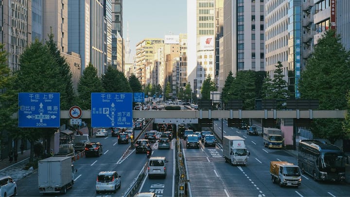 वहीं जापान और दक्षिण कोरिया ने साइनबोर्ड रंग तय करने के लिए विजुअल साइंस और मौसम अध्ययन को आधार बनाया है. उदाहरण के तौर पर, जापान में बारिश और धुंध वाले इलाकों में सफेद अक्षरों वाले नीले बोर्ड अधिक स्पष्ट दिखते हैं, इसलिए वहां यह प्राथमिक विकल्प है.