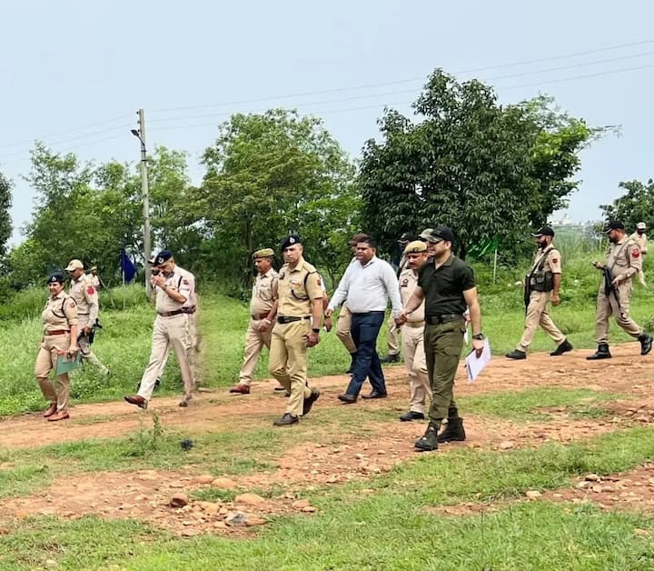 सामान्य वर्ग के उम्मीदवारों के लिए आवेदन शुल्क 450 रुपये रखा गया है जबकि आरक्षित वर्ग जैसे SC, ST और OBC उम्मीदवारों को 350 रुपये देना होगा.