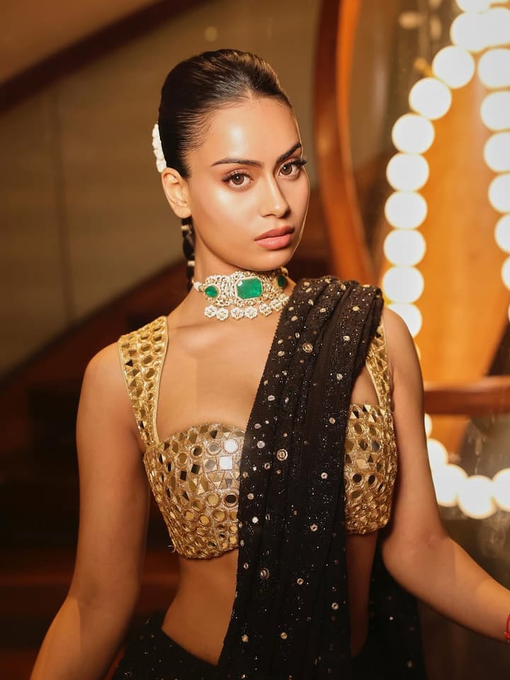 स्वीटहार्ट नेक वाले इस गोल्डन ब्लाउज पर मिरर वर्क है. ये उनके लहंगे के साथ परफेक्टली मैच कर रहा है.