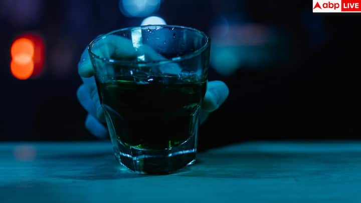 टकीला शॉट लेने से पहले सबसे अहम चीज है खाली पेट बिल्कुल न रहें. खाली पेट शराब शरीर में बहुत जल्दी असर करती है और लोग जल्दी नशे में चले जाते हैं. एक हल्का-सा स्नैक भी आपके शरीर को बड़ा फर्क देता है.