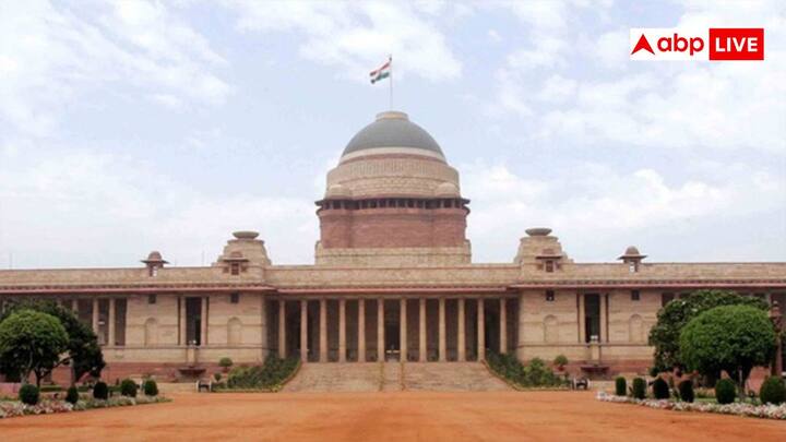 राष्ट्रपति भवन के ऊपर का एयर स्पेस भारत के सबसे ज्यादा सुरक्षित जोन में से एक है. किसी भी सिविलियन, प्राइवेट या फिर कमर्शियल एयरक्राफ्ट को इसके ऊपर से उड़ने की इजाजत नहीं है. यहां पर ड्रोन उड़ाना भी एक गंभीर जुर्म माना जाता है.