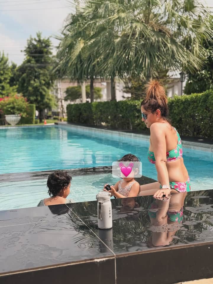 एक्ट्रेस ने पूल से भी अपनी एक फोटो शेयर की है जिसमें वो बिकिनी में पोज देती नजर आईं.