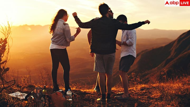 सब्सक्रिप्शन पर भी यह पीढ़ी काफी स्मार्ट है. ओटीटी और म्यूजिक ऐप्स का पूरा खर्च अकेले उठाने के बजाय वे दोस्तों के साथ मिलकर प्लान शेयर कर लेते हैं, जिससे महीने का बोझ काफी कम हो जाता है.