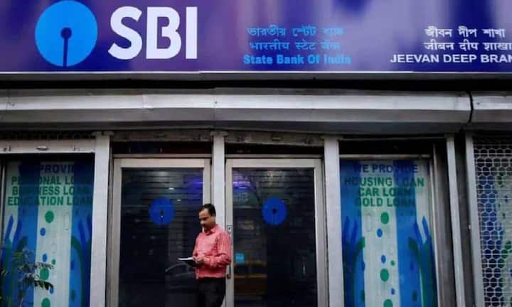 इसके अलावा एसबीआई के एटीएम पर बैंक बैलेंस चेक और मिनी स्टेटमेंट पर कोई फीस नहीं लगती है. लेकिन दूसरे बैंक के एटीएम पर इन सेवाओं पर 10  रुपये + GST देना पड़ता है.