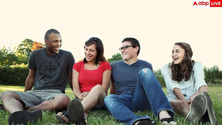 ट्रैवल में भी वे खर्च बचाने में माहिर हैं. छुट्टियों के महंगे और भीड़ वाले समय में घूमने के बजाय ऑफ-सीजन में यात्रा करते हैं, जिससे फ्लाइट और होटल काफी सस्ते मिल जाते हैं.