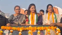 नाकात नथणी, गळ्यात काँग्रेसचा गमछा; शेवटच्या दिवशी गौतमी पाटील उतरली प्रचारात, उंचावला 'हात'