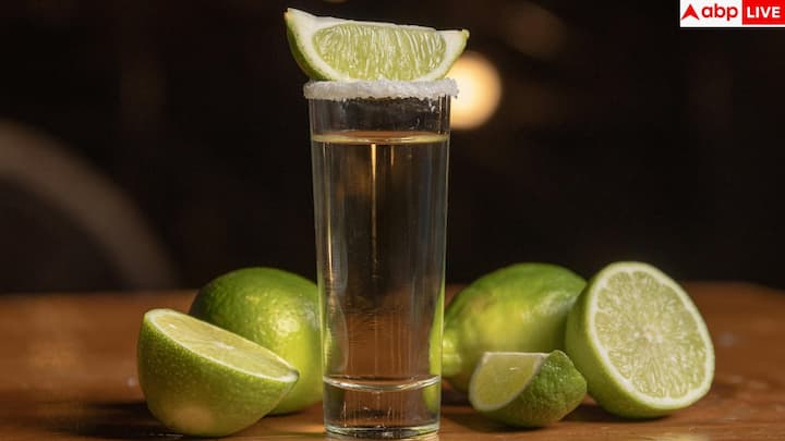 तीसरी बात टकीला को हमेशा धीरे लें, कई लोग एक के बाद एक शॉट पटक देते हैं, जिससे दिल की धड़कन बढ़ सकती है और शरीर असहज हो जाता है बीच में 5 से 10 मिनट का गैप रखें ताकि शरीर उसे ठीक से संभाल सके.