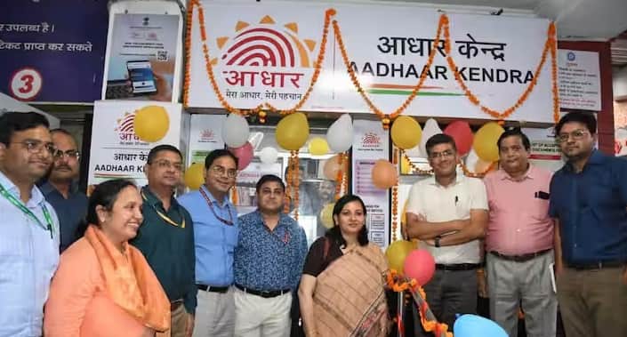 આ પોર્ટલ પર જાવ તમારો મોબાઇલ નંબર દાખલ કરો અને પ્રાપ્ત થયેલા OTP વડે તેને વેરિફાય કરો. ત્યારબાદ તમારી ઓળખ સાથે જોડાયેલા બધા મોબાઇલ કનેક્શન્સની યાદી તપાસો. આ સુવિધા ખાસ કરીને ત્યારે ઉપયોગી છે જો તમને શંકા હોય કે તમારી જાણ વગર તમારા આધાર પર એક અલગ નંબર જાહેર કરવામાં આવ્યો છે.