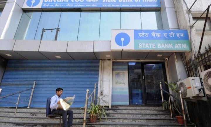 इसके अलावा अगर खाते में पैसे कम होने के कारण एटीएम ट्रांजैक्शन फेल हो जाता है तो एसबीआई 20 रुपये + GST पेनल्टी लगता है. यह नियम पहले से लागू है.