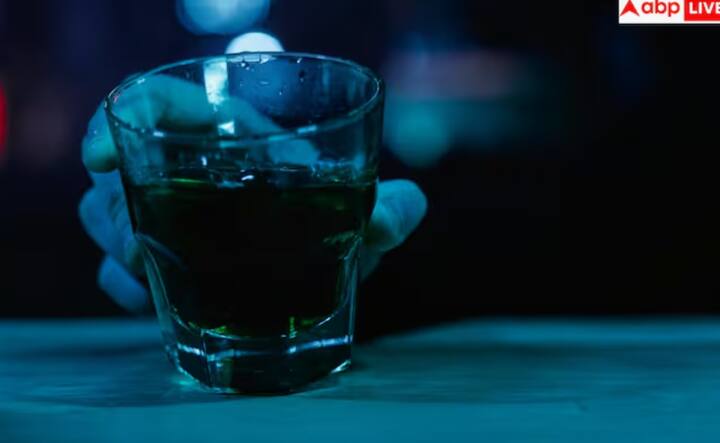 ਟਕੀਲਾ ਸ਼ਾਟ ਲੈਣ ਤੋਂ ਪਹਿਲਾਂ ਸਭ ਤੋਂ ਮਹੱਤਵਪੂਰਨ ਗੱਲ ਇਹ ਹੈ ਕਿ ਖਾਲੀ ਪੇਟ ਨਾ ਪੀਓ। ਖਾਲੀ ਪੇਟ ਸ਼ਰਾਬ ਸਰੀਰ ਵਿੱਚ ਬਹੁਤ ਛੇਤੀ ਅਸਰ ਕਰਦੀ ਹੈ ਅਤੇ ਲੋਕ ਜਲਦੀ ਸ਼ਰਾਬੀ ਹੋ ਜਾਂਦੇ ਹਨ। ਇੱਕ ਹਲਕਾ ਜਿਹਾ ਸਨੈਕ ਵੀ ਤੁਹਾਡੇ ਸਰੀਰ ਨੂੰ ਵੱਡਾ ਫਰਕ ਦਿੰਦਾ ਹੈ।