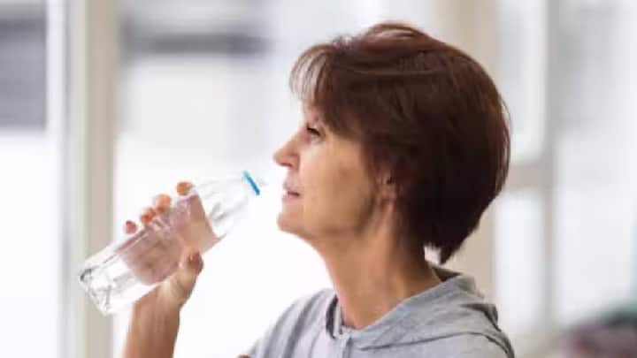 कम पानी पिएँ: रक्तदान से पहले और बाद में हाइड्रेटेड रहना बहुत ज़रूरी है। रक्त प्रवाह बेहतर बनाने और कमज़ोरी से बचने के लिए पानी या नींबू पानी पिएँ।