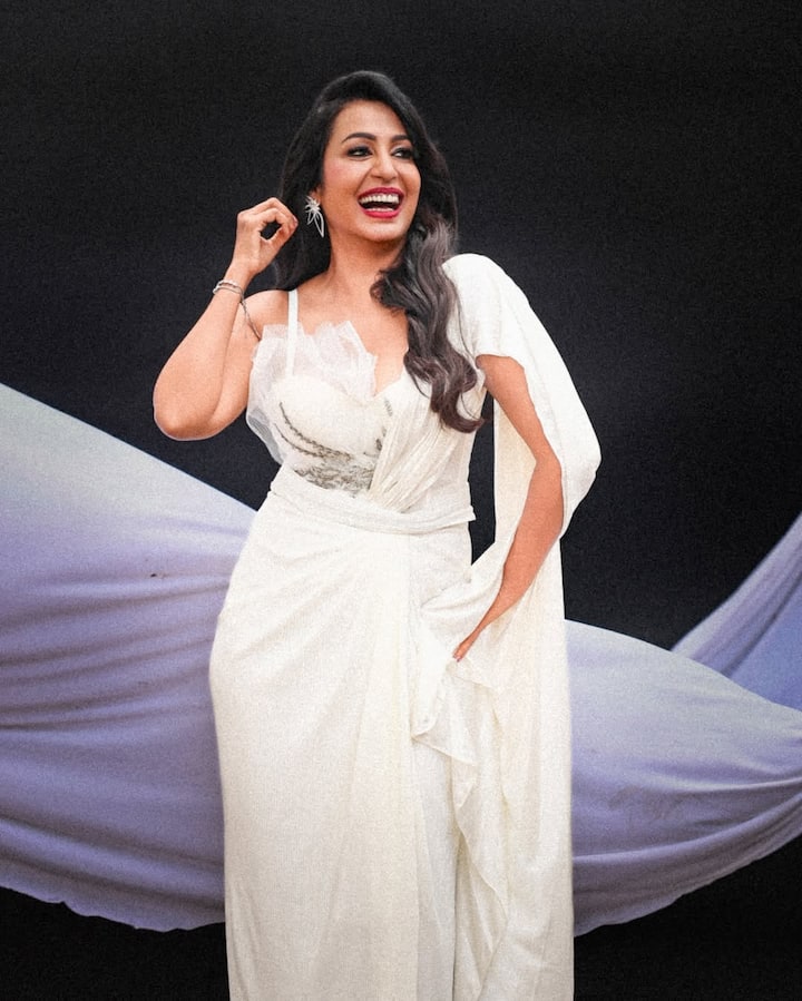 वहीं देखा जाए तो अब  इतने सालों में एक्ट्रेस का लुक काफी बदल गया है. वो पहले से और भी ज्यादा ग्लैमरस हो गई हैं.