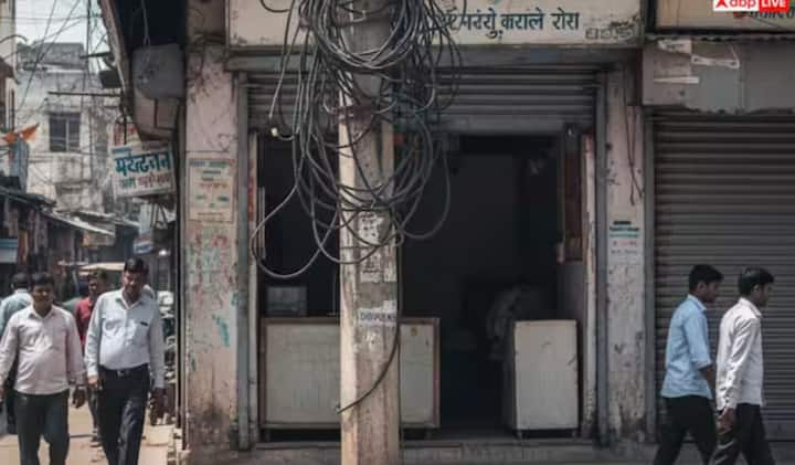 ਵਾਸਤੂ ਦੇ ਅਨੁਸਾਰ, ਜੇਕਰ ਤੁਹਾਡੀ ਦੁਕਾਨ ਦੇ ਸਾਹਮਣੇ ਟੈਲੀਫੋਨ ਜਾਂ ਬਿਜਲੀ ਦਾ ਖੰਭਾ ਹੈ, ਤਾਂ ਇਹ ਵੀ ਅਸ਼ੁੱਭ ਮੰਨਿਆ ਜਾਂਦਾ ਹੈ ਕਿਉਂਕਿ ਇਸਦੀ ਮੌਜੂਦਗੀ ਦੁਕਾਨ ਦੀ ਤਰੱਕੀ ਵਿੱਚ ਰੁਕਾਵਟ ਪਾਉਂਦੀ ਹੈ।