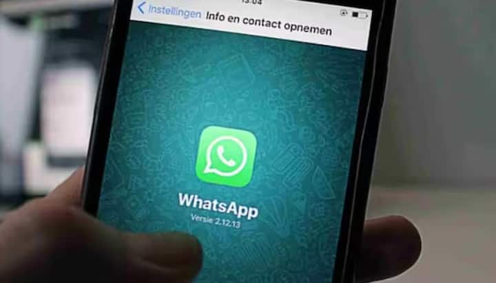 વોઇસ મેસેજને ટેક્સ્ટમાં કન્વર્ટ કરવા માટે તમારે પહેલા તેને સેટિંગ્સમાં જઈ એક્ટિવ કરવાની જરૂર છે. આ કરવા માટે, WhatsApp ખોલો અને ચેટ વિકલ્પ પસંદ કરો જ્યાં તમને વૉઇસ મેસેજ ટ્રાન્સક્રિપ્ટ સેક્શન જોવા મળે છે. અહીં, તમે આ ફીચરને સક્રિય અથવા નિષ્ક્રિય કરી શકો છો અને તમારી પસંદગીની ભાષા પસંદ કરી શકો છો. ભાષાને પછીથી પણ બદલી શકાય છે જેથી ટ્રાન્સક્રિપ્ટ તમે જે શબ્દોમાં સારી રીતે સમજો છો તેમાં દેખાય.