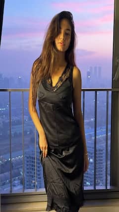 બ્લેક ડ્રેસમાં અનુષ્કા સેનનો જોવા મળ્યો ગ્લેમરસ અંદાજ