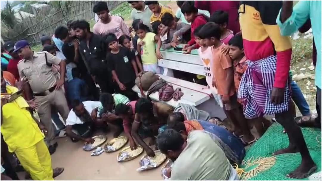 13 Bangladesh fishermen detained off Srikakulam coast stray into AP waters Bangladesh fishermen Arrest: శ్రీకాకుళం తీరానికి బంగ్లాదేశ్‌ పడవ కలకలం, 13 మంది మత్స్యకారులు అరెస్ట్