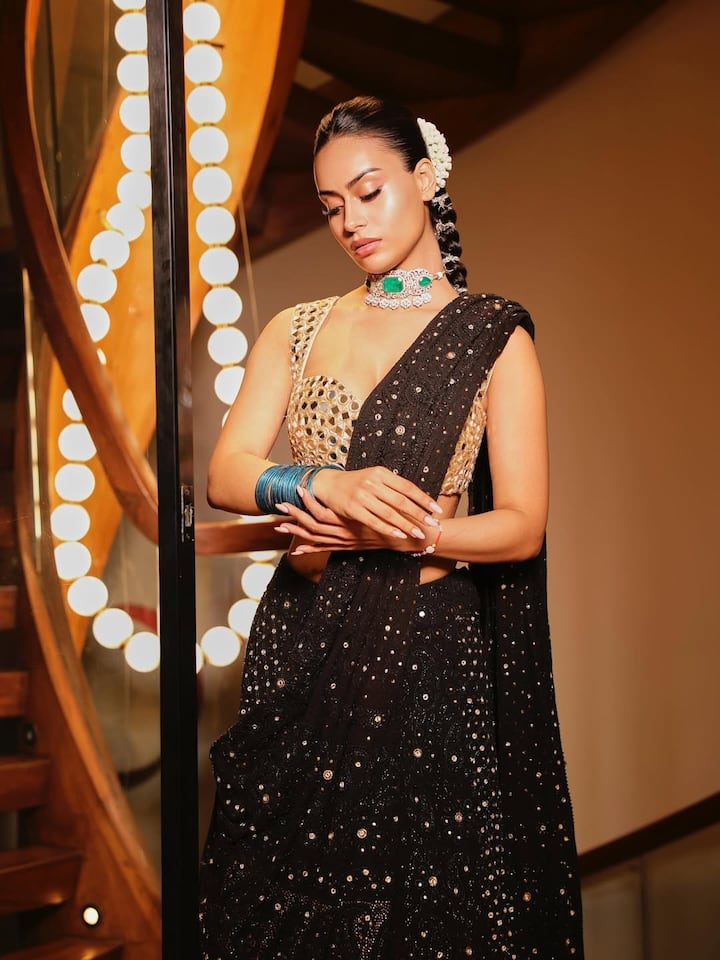 ग्रीन कलर का चोकर नेकलेस पहनकर निसा ने कंट्रास लुक क्रिएट किया है. फोटो में वो अपने ग्रीन बैंगल्स भी फ्लॉन्ट करती दिख रही हैं.