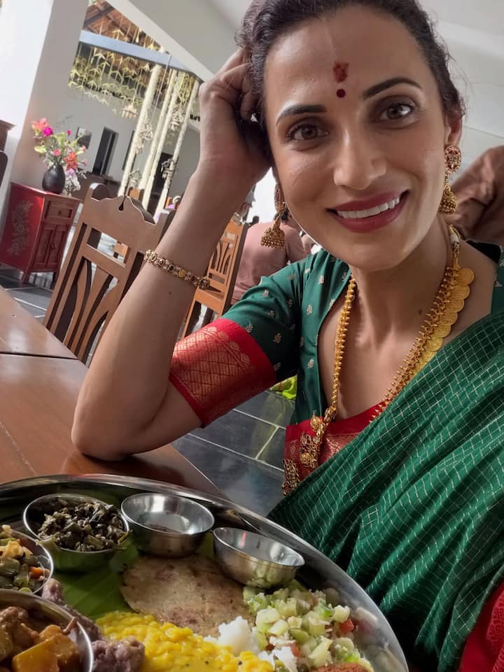 एक्ट्रेस की सहेली शिल्पा रेड्डी ने रस्मों से लेकर शादी के खाने की भी फोटोज शेयर की हैं. इन तस्वीरों को देख साफ पता चल रहा है कि एक्ट्रेस ने पारंपरिक साउथ इंडियन कल्चर को फॉलो करते हुए दूसरे शादी की.